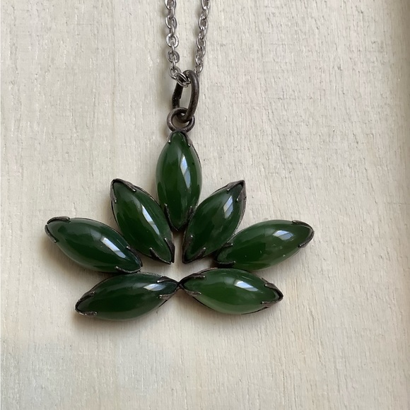 New vintage jade lotus or leaf large statement pendant necklace - Picture 5 of 16